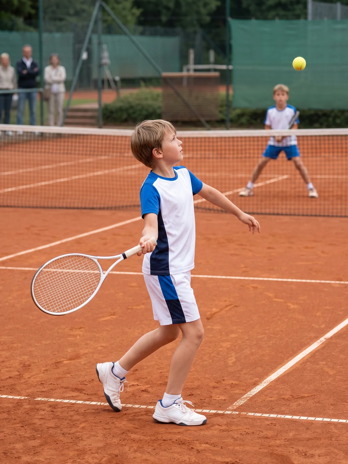 Kind spielt einen selbstständigen Matchpunkt auf dem Tennisplatz