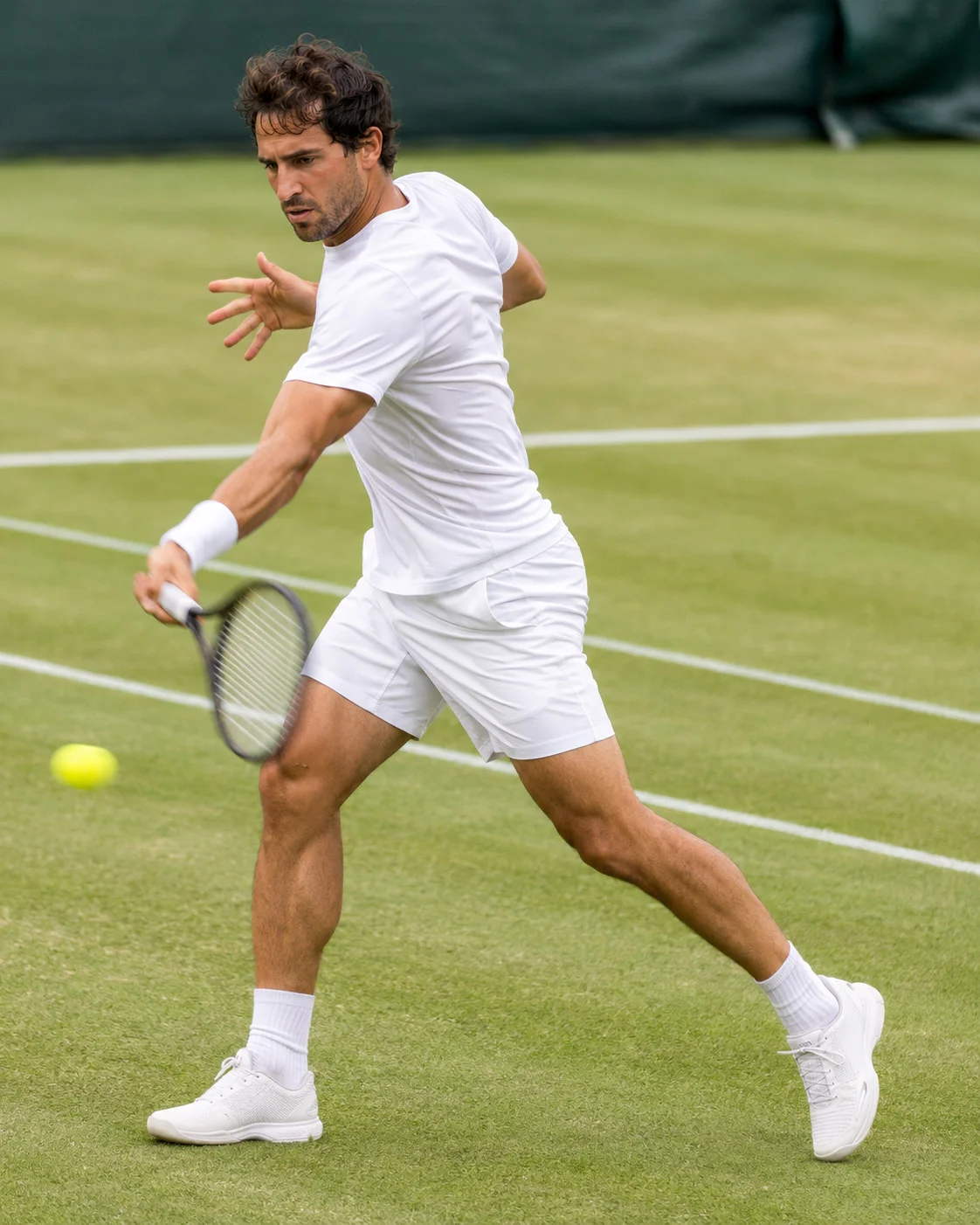 Tennisspieler trifft eine Topspin-Vorhand aus halboffener Beinstellung auf einem Rasenplatz