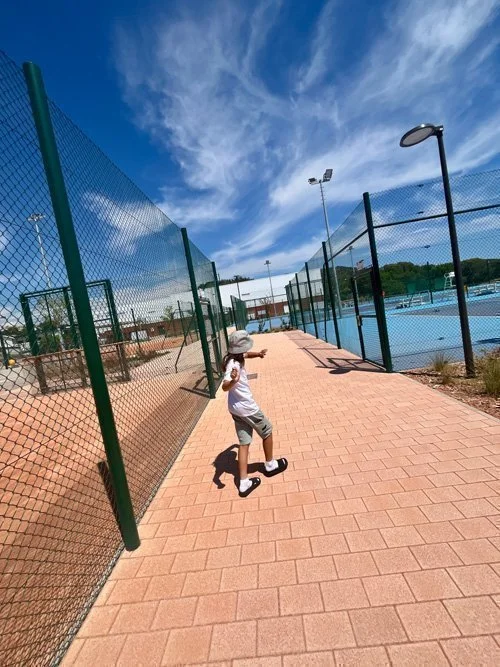 Sommerliche Tennisatmosphäre an der französischen Riviera
