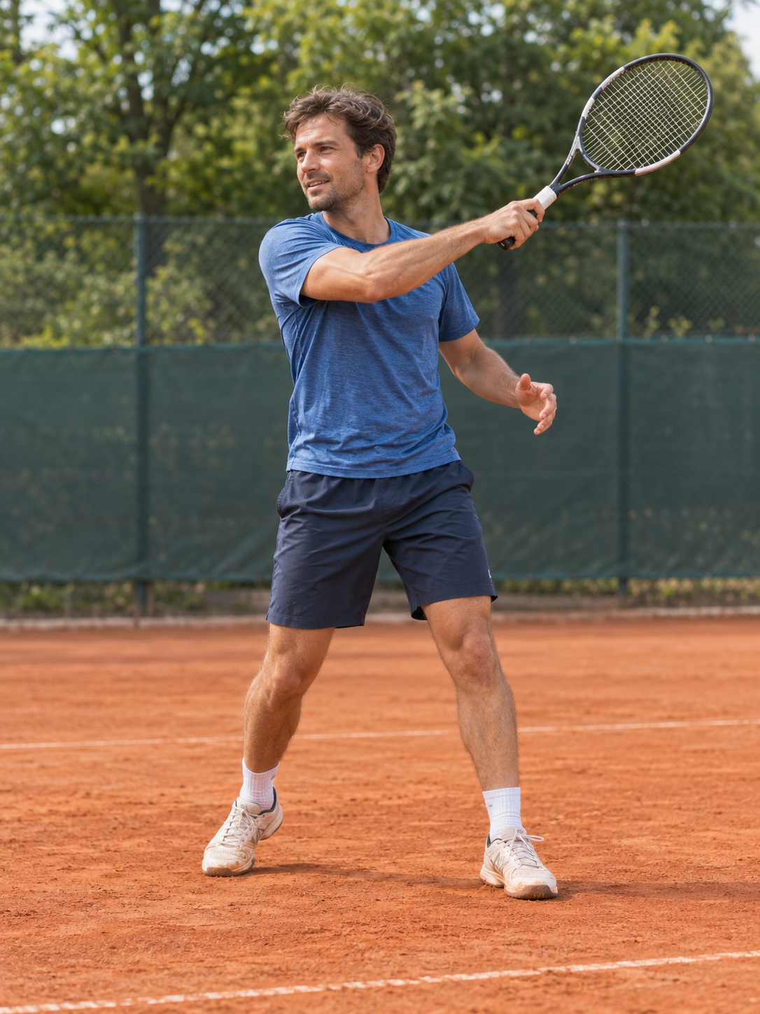 Tennisspieler auf einem Sandplatz beim Ausschwingen nach einer Vorhand.