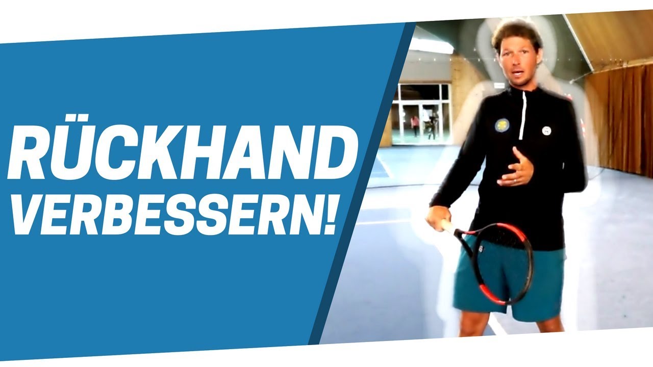 Sven Bendlin demonstriert Rückhand-Grundtechnik auf dem Tennisplatz