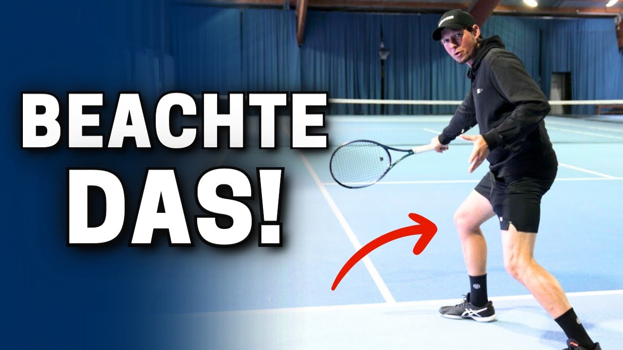 Sven Bendlin demonstriert Rückhand-Übung auf dem Tennisplatz